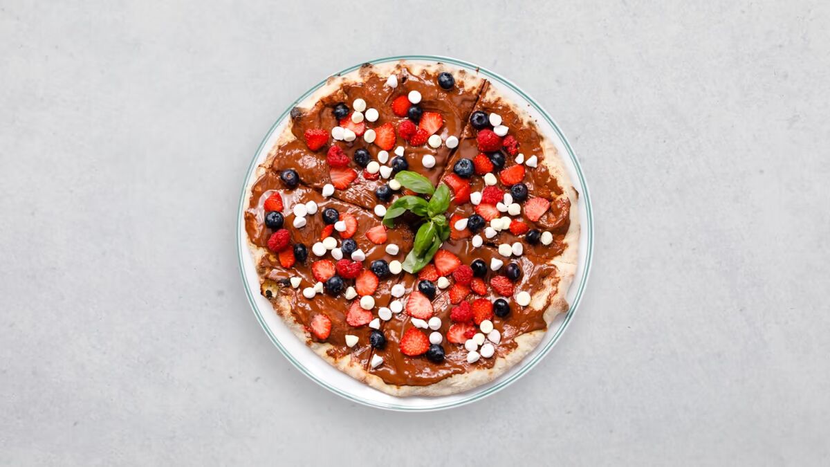 Pizza med kebab och f&auml;rska gr&ouml;nsaker