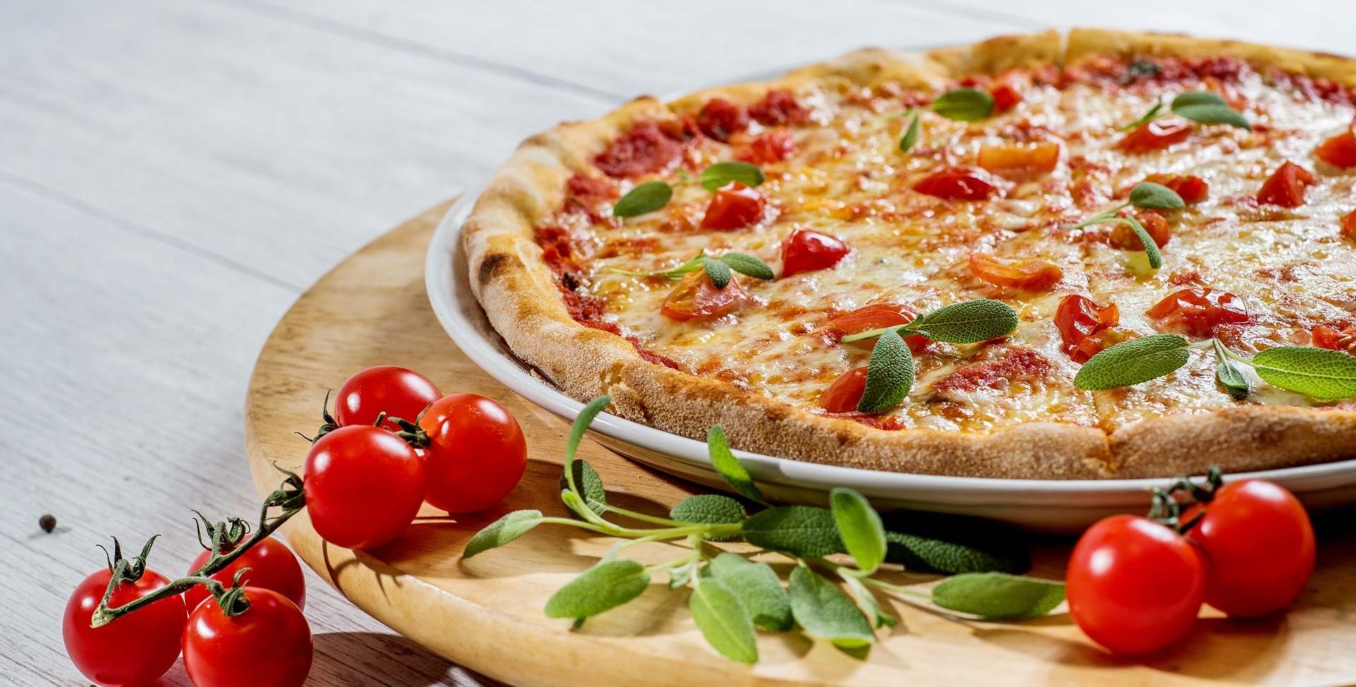 Nybakad pizza fr&aring;n Santa Pizzeria