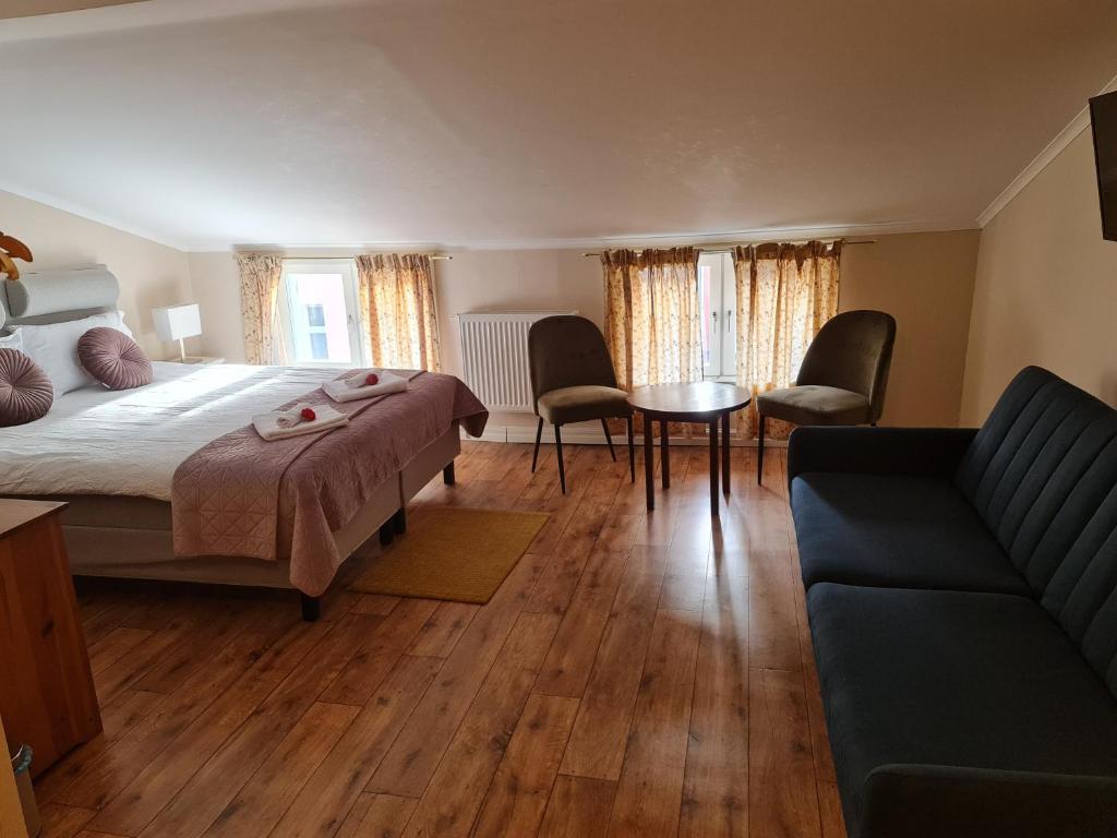 Rymligt och bekv&auml;mt hotellrum med varm atmosf&auml;r p&aring; Appelberg Hotel