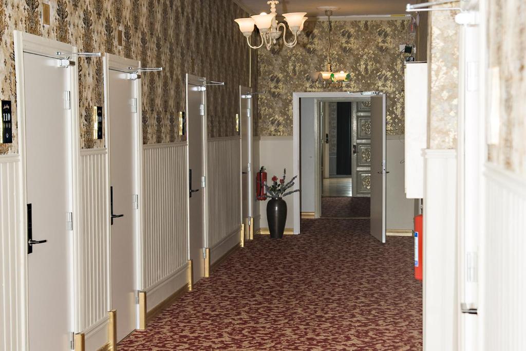 Hotellkorridor med klassisk inredning p&aring; Appelberg Hotel i Sollefte&aring;