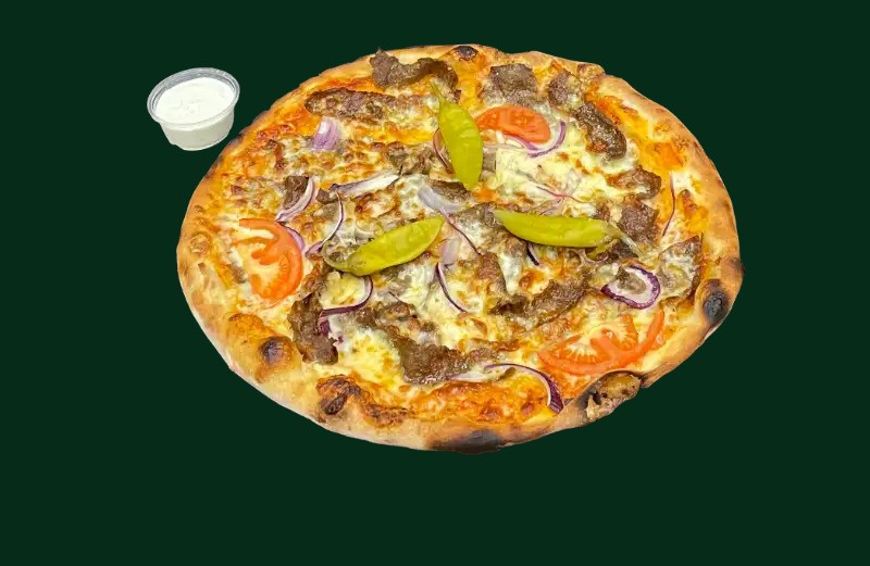 Kebabpizza med kebabk&ouml;tt, feferoni, l&ouml;k och f&auml;rska tomater