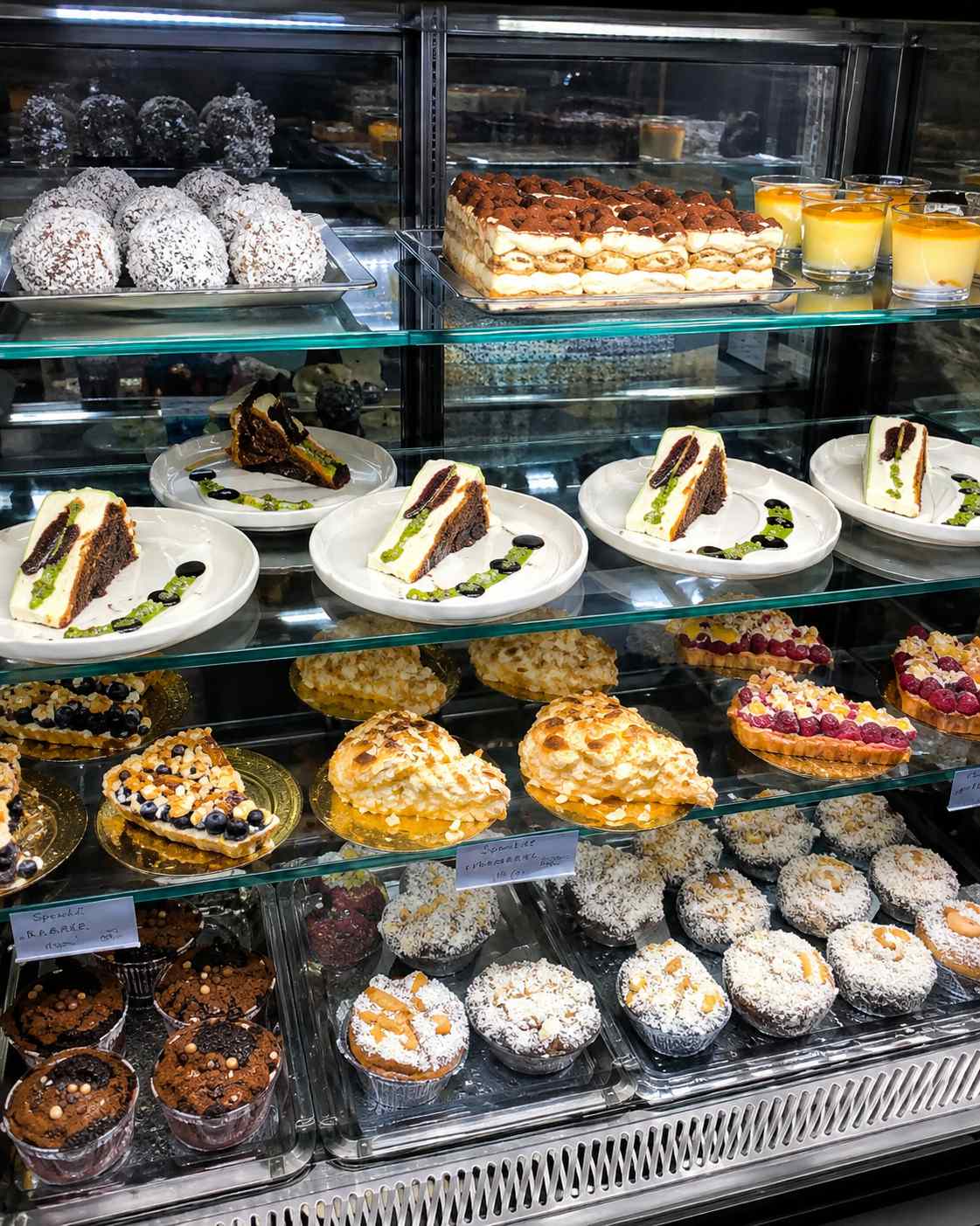 Hembakade bakverk och kaffe p&aring; Cafe Artella